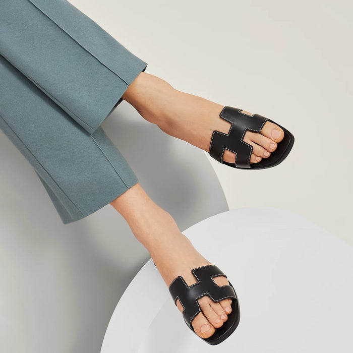 "Elegante H-Profil Leder Sandalen in lebhaften Farben, bequem und modisch, aus hochwertigem Leder gefertigt."