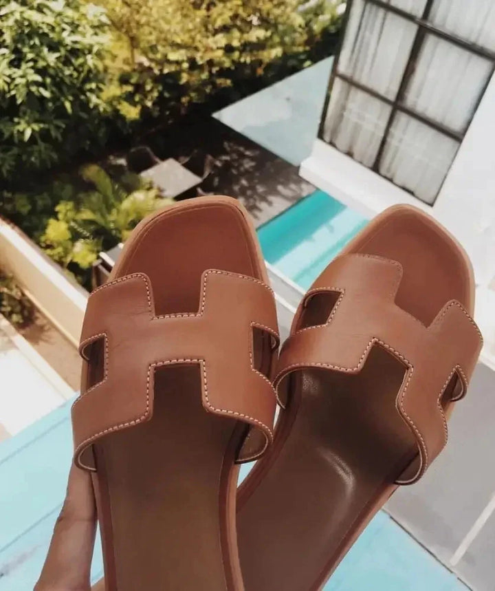 "Elegante H-Profil Leder Sandalen in lebhaften Farben, bequem und modisch, aus hochwertigem Leder gefertigt."