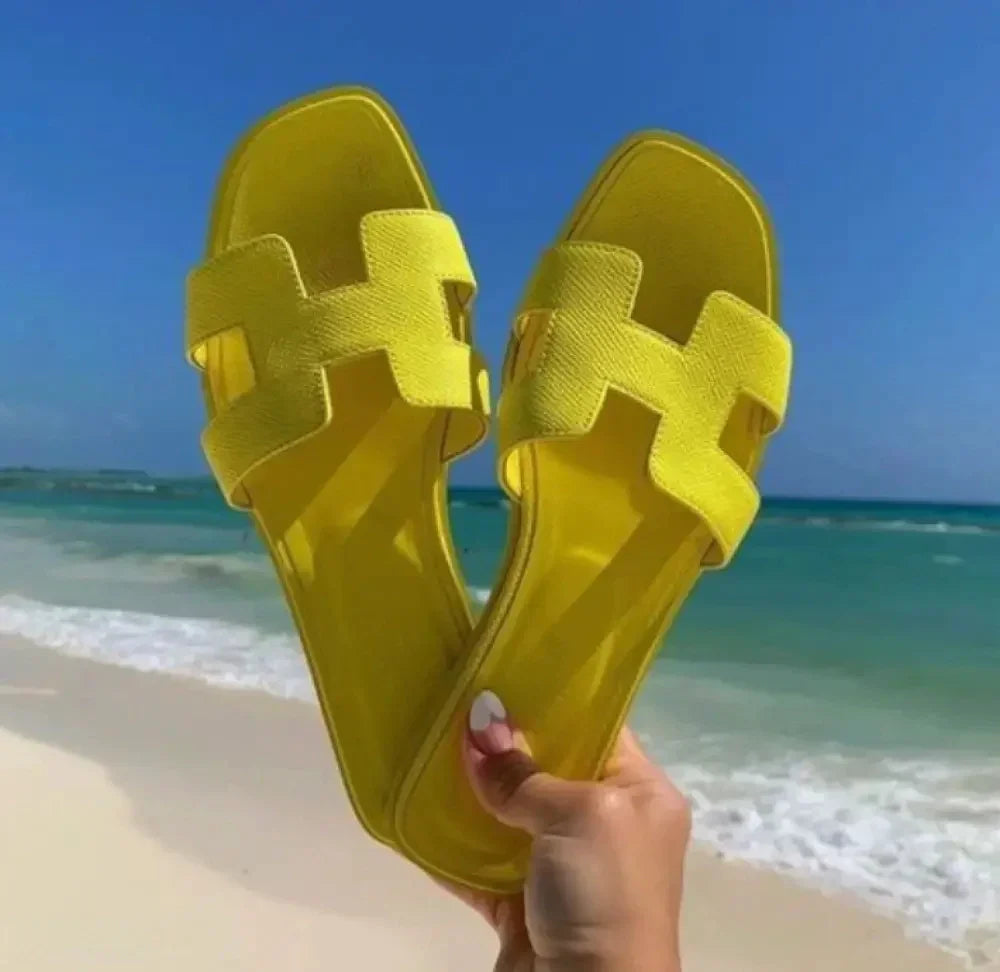 "Elegante H-Profil Leder Sandalen in lebhaften Farben, bequem und modisch, aus hochwertigem Leder gefertigt."