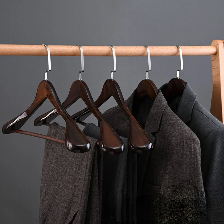 "Elegante Holzkleiderbügel mit Metallakzenten, gebogenes Design, glatte Oberfläche, luxuriöses Aussehen für Kleider."