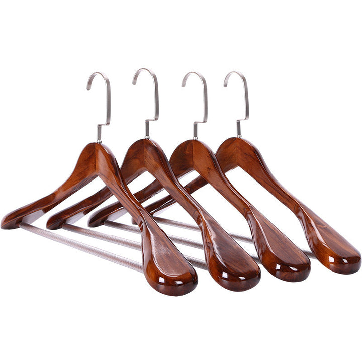 "Elegante Holzkleiderbügel mit Metallakzenten, gebogenes Design, glatte Oberfläche, luxuriöses Aussehen für Kleider."