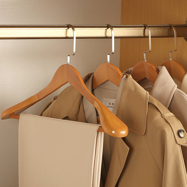 "Elegante Holzkleiderbügel mit Metallakzenten, gebogenes Design, glatte Oberfläche, luxuriöses Aussehen für Kleider."