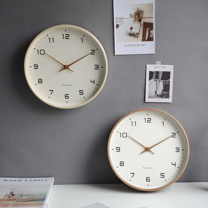 "Elegante Holzwanduhr in Braun oder Creme, modernes Design, natürliche Dekoration, perfekt für jeden Wohnraum."