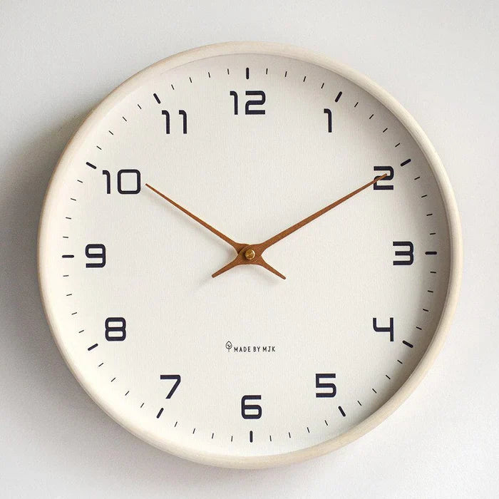 "Elegante Holzwanduhr in Braun oder Creme, modernes Design, natürliche Dekoration, perfekt für jeden Wohnraum."