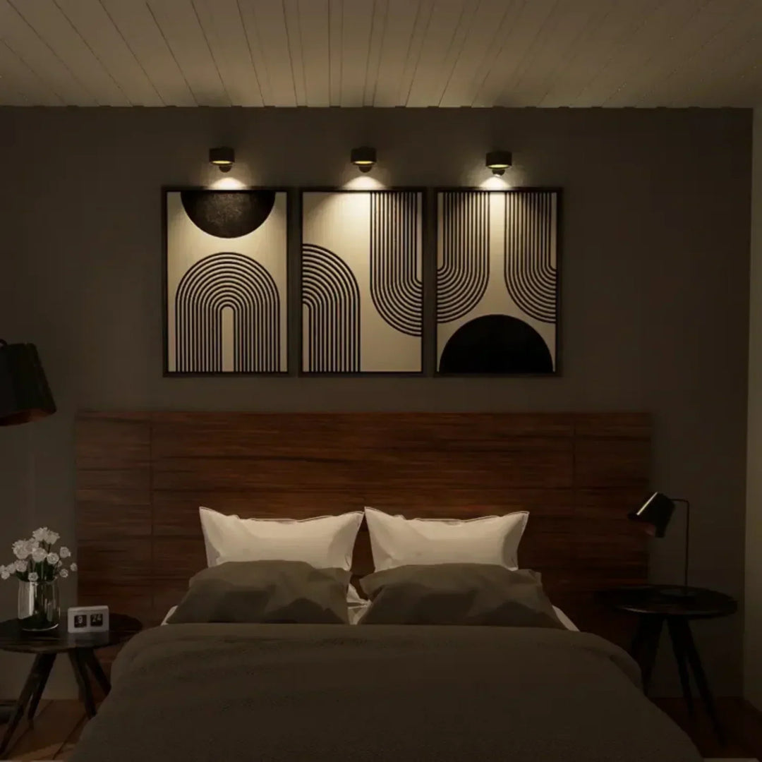"Elegante kabellose Wandleuchte, schwarz, seitliche Ansicht, dimmbare LED mit 360° drehbarem Licht, flexibel positionierbar."