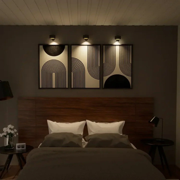 "Elegante kabellose Wandleuchte, schwarz, seitliche Ansicht, dimmbare LED mit 360° drehbarem Licht, flexibel positionierbar."
