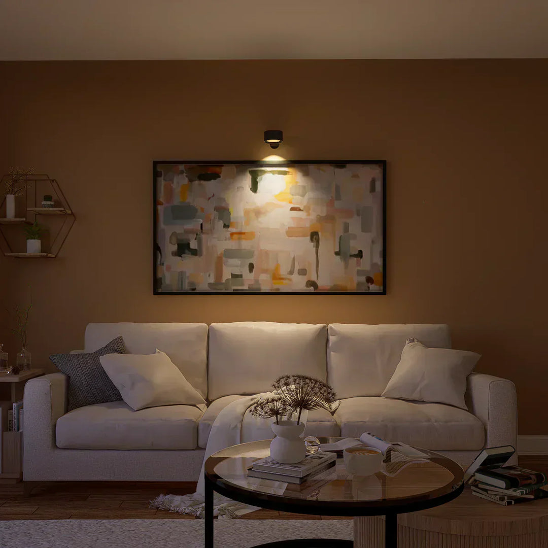 "Elegante kabellose Wandleuchte, schwarz, seitliche Ansicht, dimmbare LED mit 360° drehbarem Licht, flexibel positionierbar."