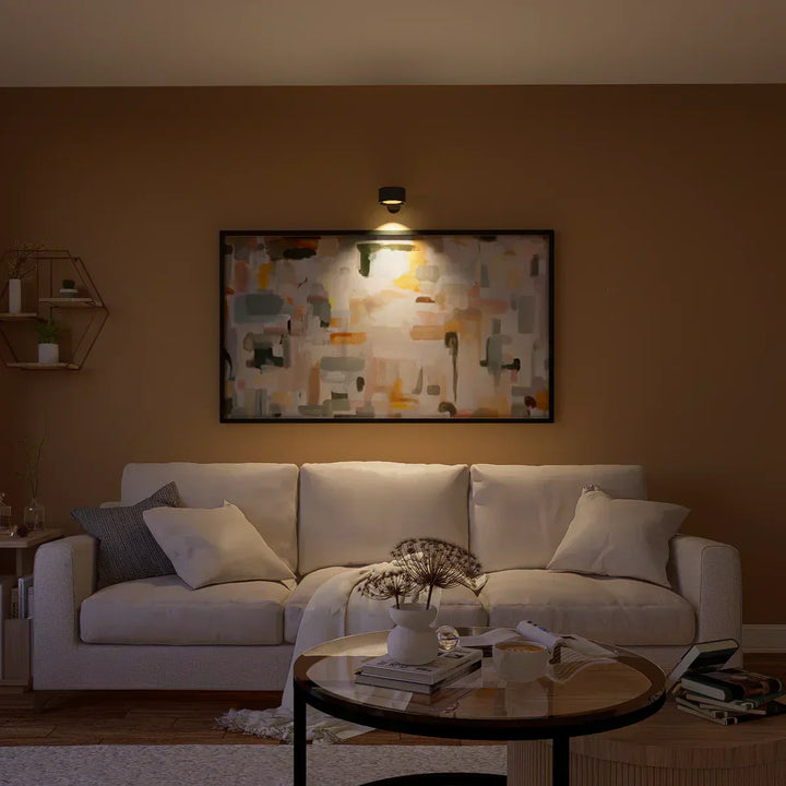 "Elegante kabellose Wandleuchte, schwarz, seitliche Ansicht, dimmbare LED mit 360° drehbarem Licht, flexibel positionierbar."