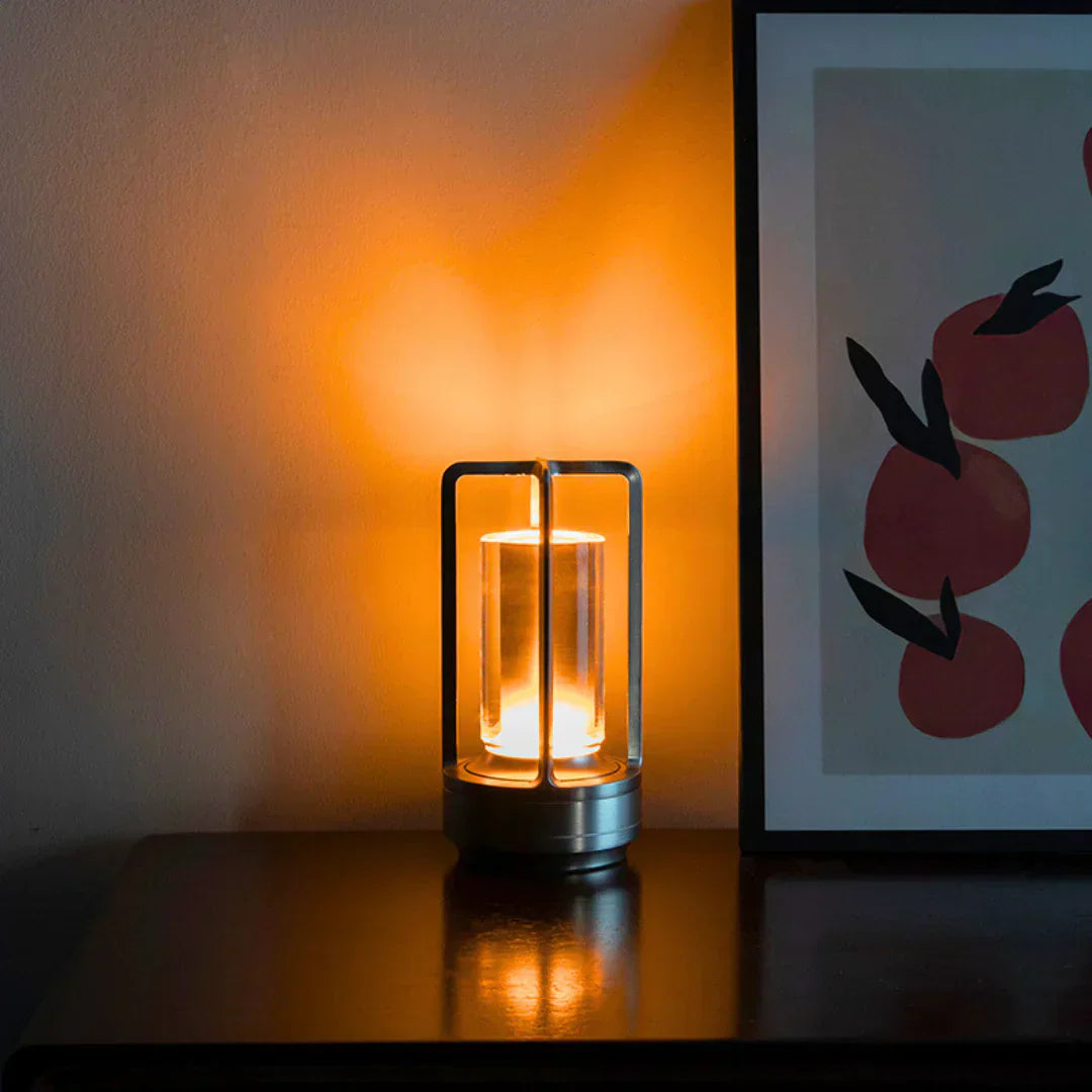 Elegante Kristall-Tischlampe mit Edelstahl, Touch-Bedienung und dimmbarer Beleuchtung in luxuriösem Design.