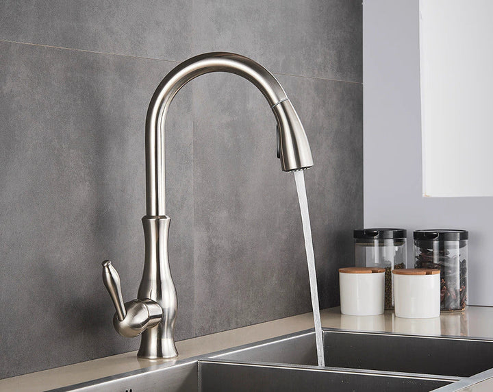 Elegante Küchenarmatur aus gebürstetem Nickel mit einziehbarer Brause, zeitloses Design für moderne Küchenumgebungen.