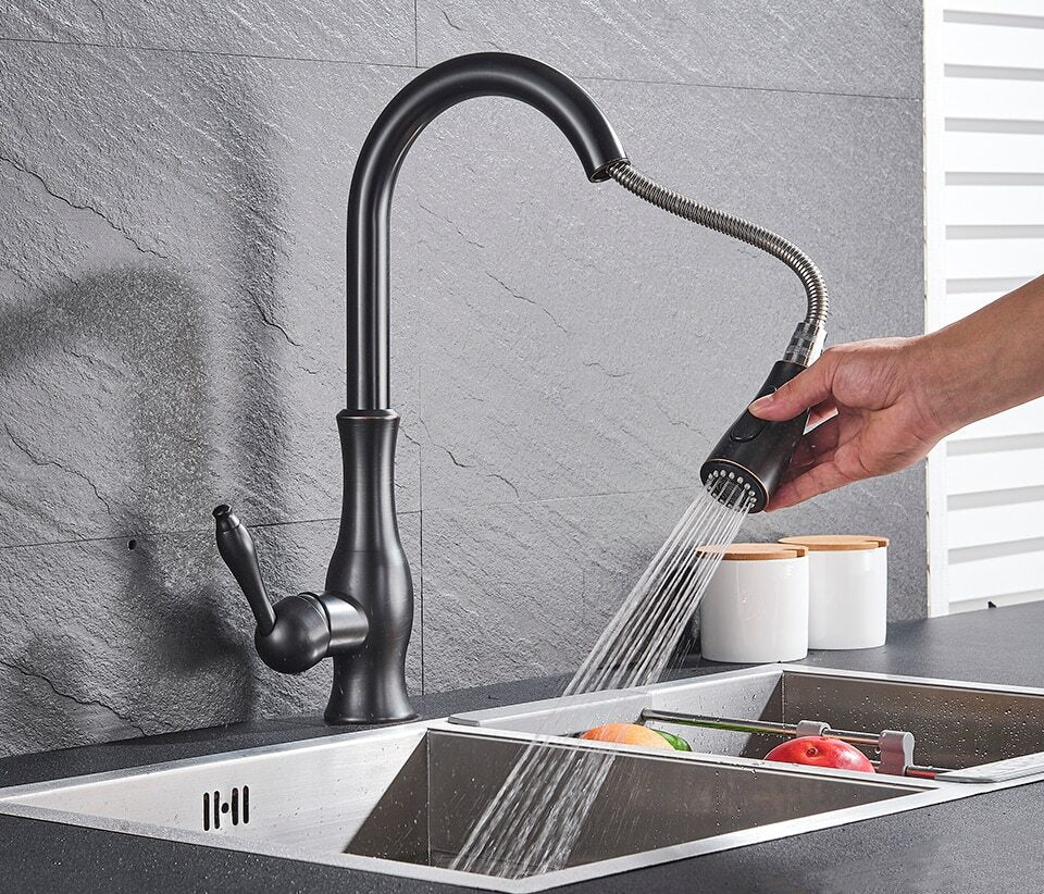 Elegante Küchenarmatur aus gebürstetem Nickel mit einziehbarer Brause, zeitloses Design für moderne Küchenumgebungen.