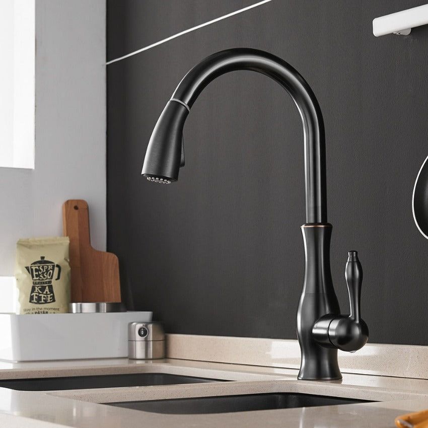 Elegante Küchenarmatur aus gebürstetem Nickel mit einziehbarer Brause, zeitloses Design für moderne Küchenumgebungen.