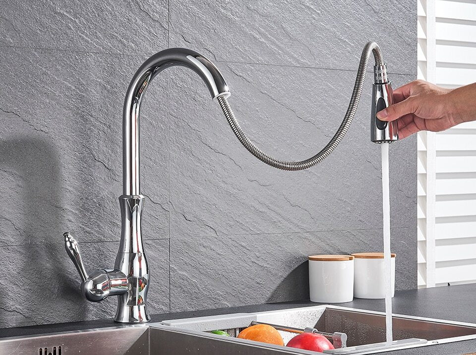 Elegante Küchenarmatur aus gebürstetem Nickel mit einziehbarer Brause, zeitloses Design für moderne Küchenumgebungen.