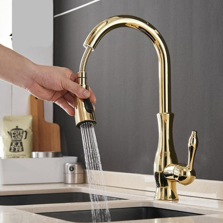 Elegante Küchenarmatur aus gebürstetem Nickel mit einziehbarer Brause, zeitloses Design für moderne Küchenumgebungen.