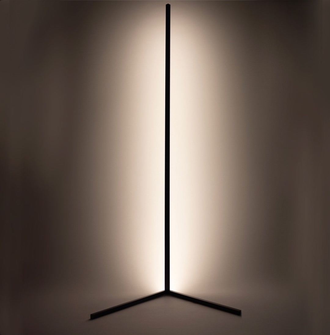 "Elegante LED-Eck-Stehleuchte, dimmbar, schlankes Design in Schwarz/Weiß, variabel einstellbares RGB- und Weißlicht."