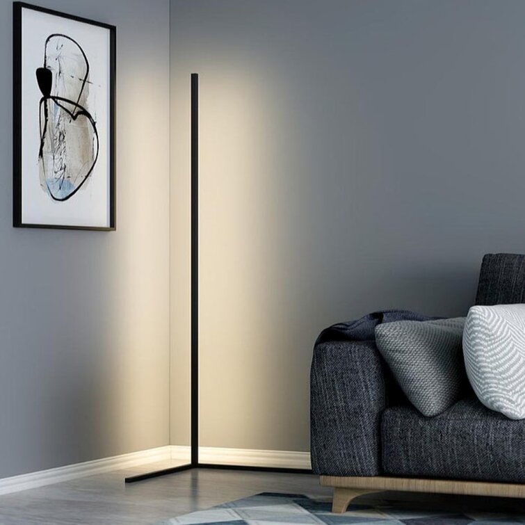 "Elegante LED-Eck-Stehleuchte, dimmbar, schlankes Design in Schwarz/Weiß, variabel einstellbares RGB- und Weißlicht."
