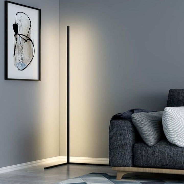 "Elegante LED-Eck-Stehleuchte, dimmbar, schlankes Design in Schwarz/Weiß, variabel einstellbares RGB- und Weißlicht."
