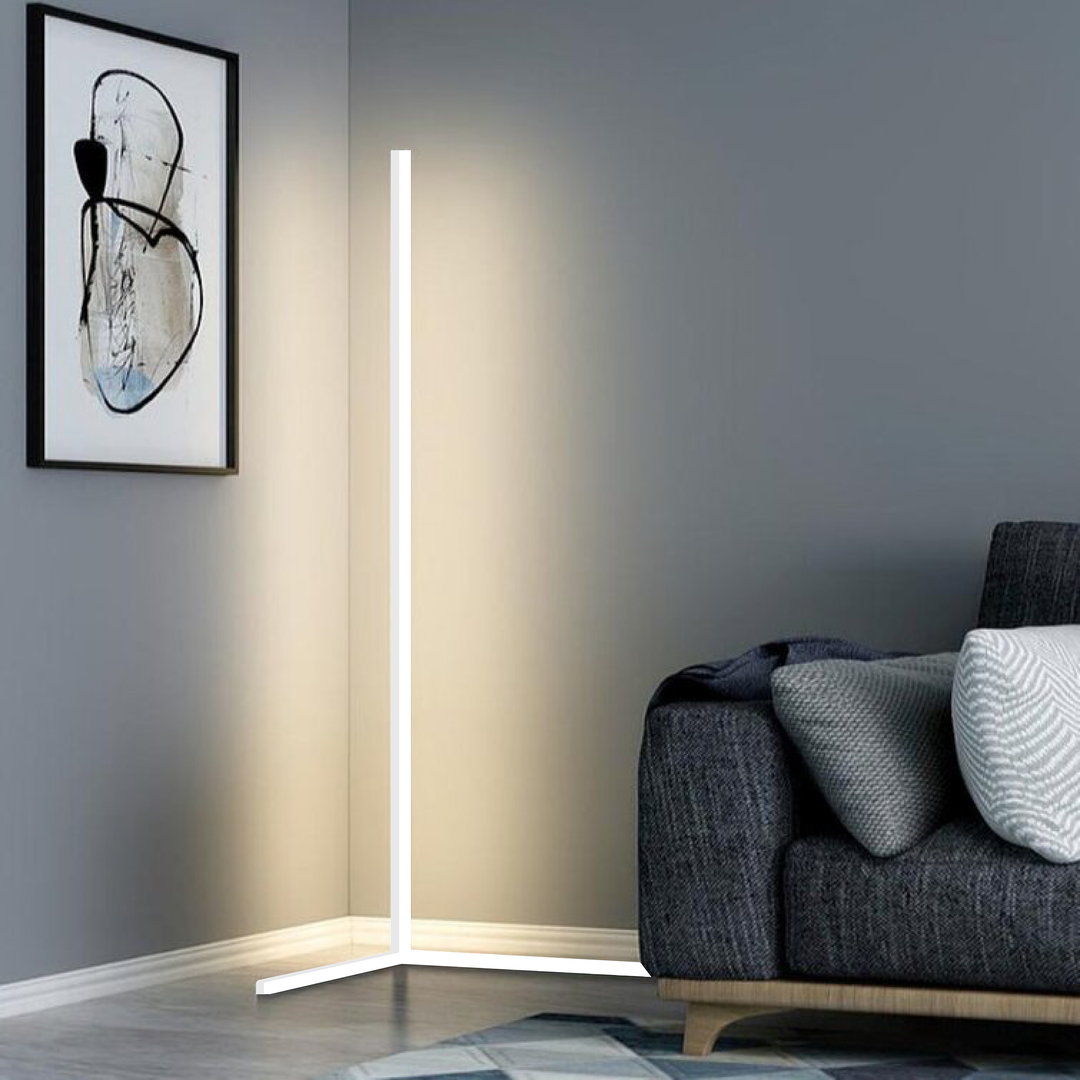 "Elegante LED-Eck-Stehleuchte, dimmbar, schlankes Design in Schwarz/Weiß, variabel einstellbares RGB- und Weißlicht."