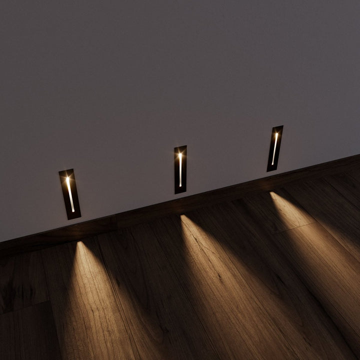 "Elegante LED-Sensorlampe für Treppen, Aluminium, moderne Form, energiesparend, in Aktion bei Dämmerung und Bewegung"