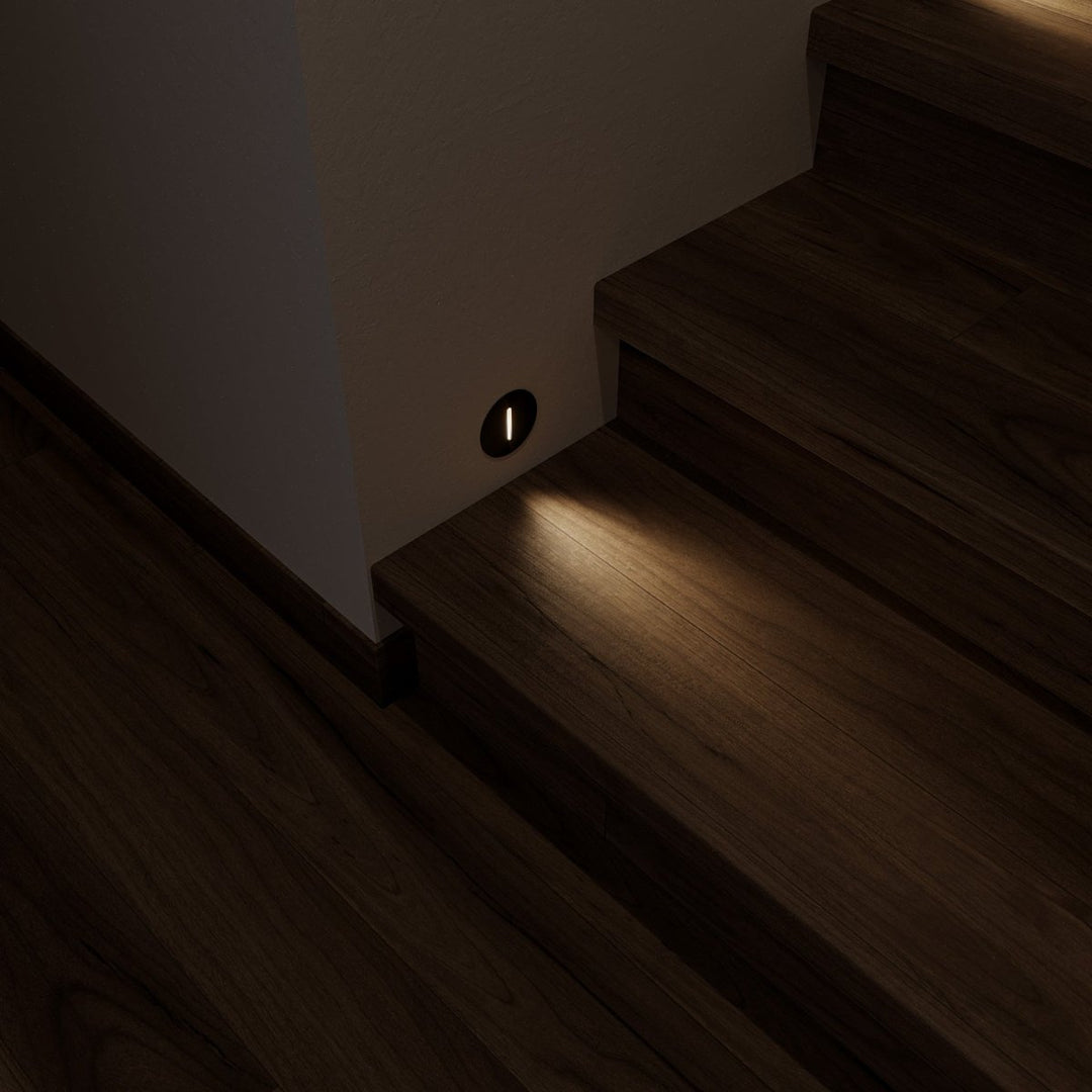 "Elegante LED-Sensorlampe für Treppen, Aluminium, moderne Form, energiesparend, in Aktion bei Dämmerung und Bewegung"