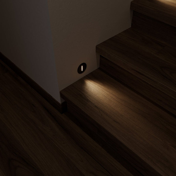 "Elegante LED-Sensorlampe für Treppen, Aluminium, moderne Form, energiesparend, in Aktion bei Dämmerung und Bewegung"