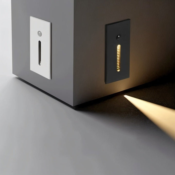 "Elegante LED-Sensorlampe für Treppen, Aluminium, moderne Form, energiesparend, in Aktion bei Dämmerung und Bewegung"