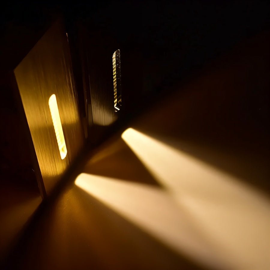 "Elegante LED-Sensorlampe für Treppen, Aluminium, moderne Form, energiesparend, in Aktion bei Dämmerung und Bewegung"
