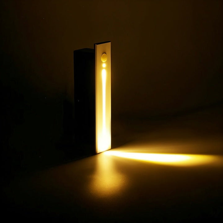"Elegante LED-Sensorlampe für Treppen, Aluminium, moderne Form, energiesparend, in Aktion bei Dämmerung und Bewegung"