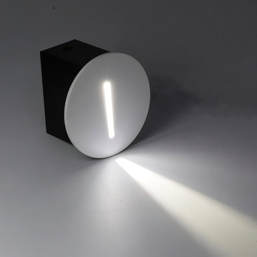 "Elegante LED-Sensorlampe für Treppen, Aluminium, moderne Form, energiesparend, in Aktion bei Dämmerung und Bewegung"