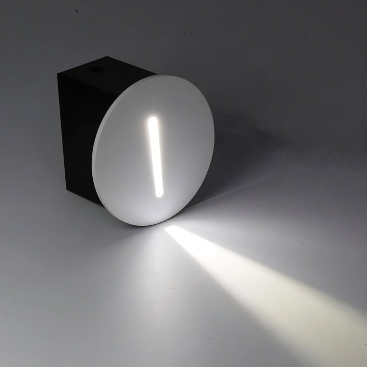 "Elegante LED-Sensorlampe für Treppen, Aluminium, moderne Form, energiesparend, in Aktion bei Dämmerung und Bewegung"