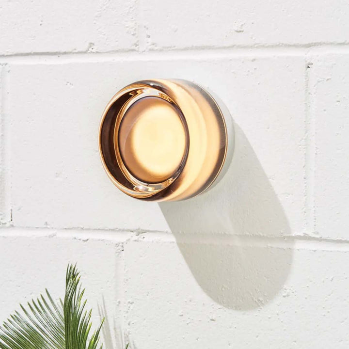 "Elegante LED-Wandleuchte in modernem Design aus Acryl und Aluminium, perfekter Akzent für stilvolle Innenräume"