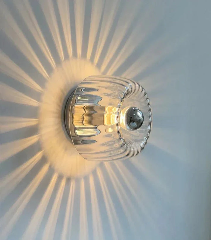 "Elegante Nordic Glow Bauhaus-Wandlampe aus Glas und Metall, skandinavisches Design, Seitenansicht, für stilvolle Beleuchtung