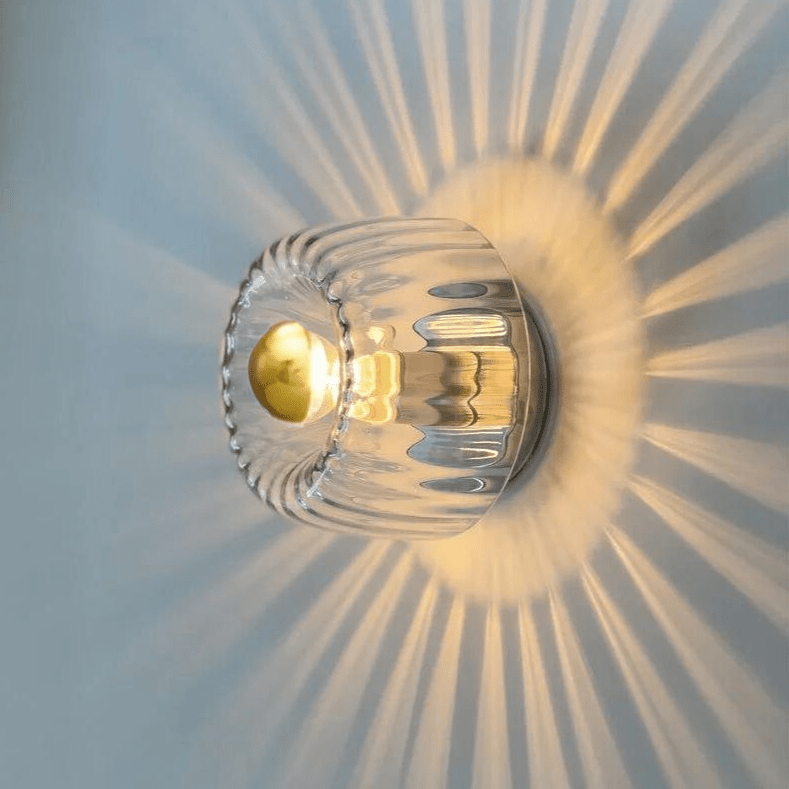 "Elegante Nordic Glow Bauhaus-Wandlampe aus Glas und Metall, skandinavisches Design, Seitenansicht, für stilvolle Beleuchtung