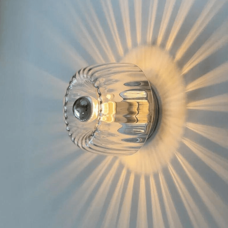 "Elegante Nordic Glow Bauhaus-Wandlampe aus Glas und Metall, skandinavisches Design, Seitenansicht, für stilvolle Beleuchtung
