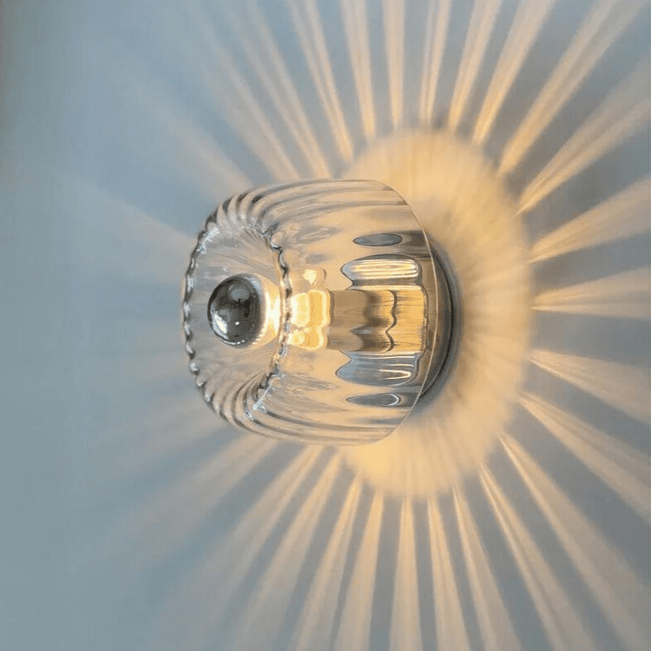 "Elegante Nordic Glow Bauhaus-Wandlampe aus Glas und Metall, skandinavisches Design, Seitenansicht, für stilvolle Beleuchtung