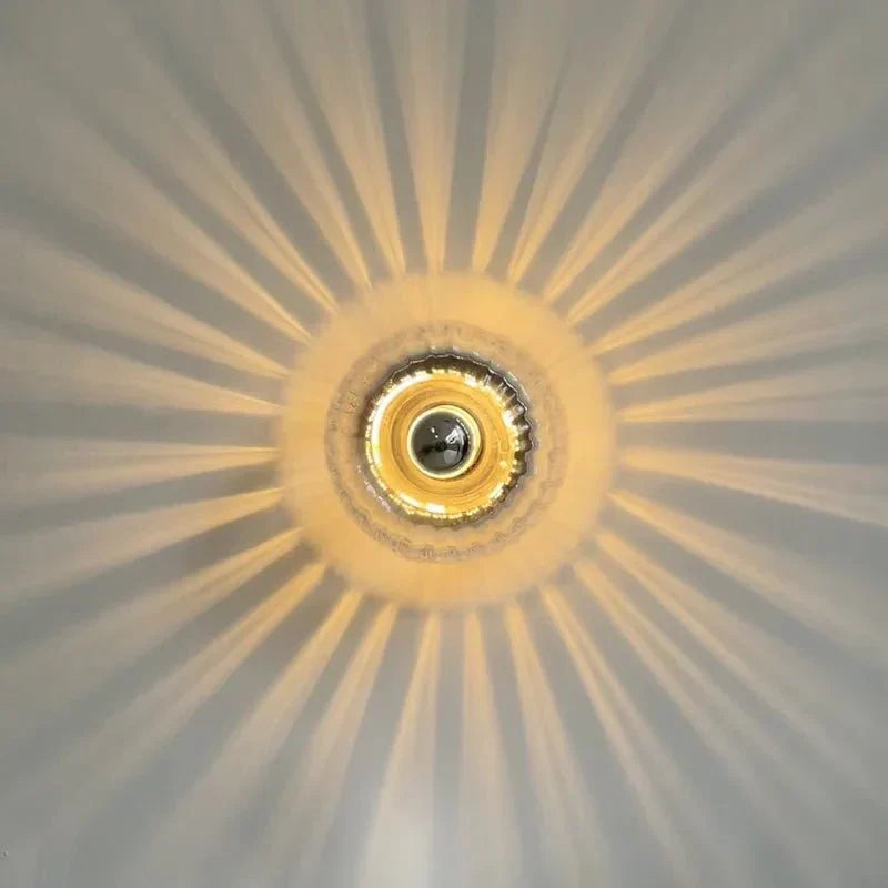 "Elegante Nordic Glow Bauhaus-Wandlampe aus Glas und Metall, skandinavisches Design, Seitenansicht, für stilvolle Beleuchtung
