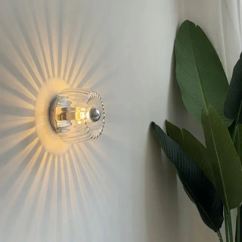 "Elegante Nordic Glow Bauhaus-Wandlampe aus Glas und Metall, skandinavisches Design, Seitenansicht, für stilvolle Beleuchtung