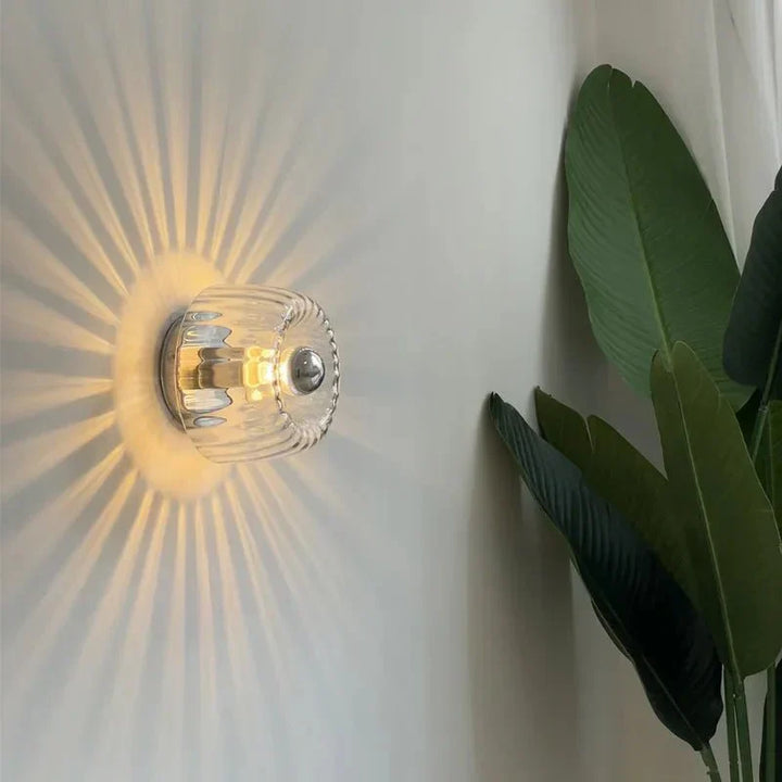 "Elegante Nordic Glow Bauhaus-Wandlampe aus Glas und Metall, skandinavisches Design, Seitenansicht, für stilvolle Beleuchtung