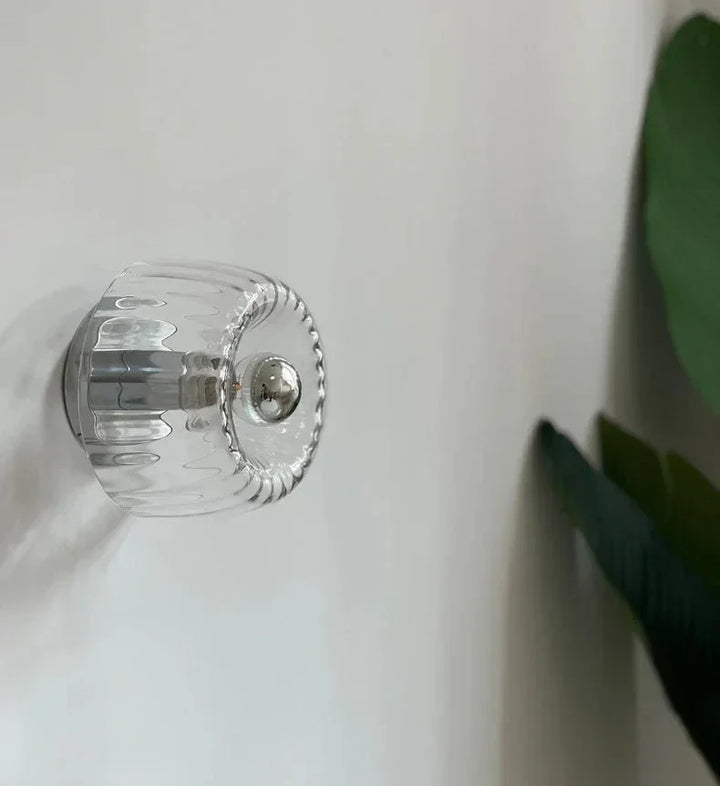 "Elegante Nordic Glow Bauhaus-Wandlampe aus Glas und Metall, skandinavisches Design, Seitenansicht, für stilvolle Beleuchtung