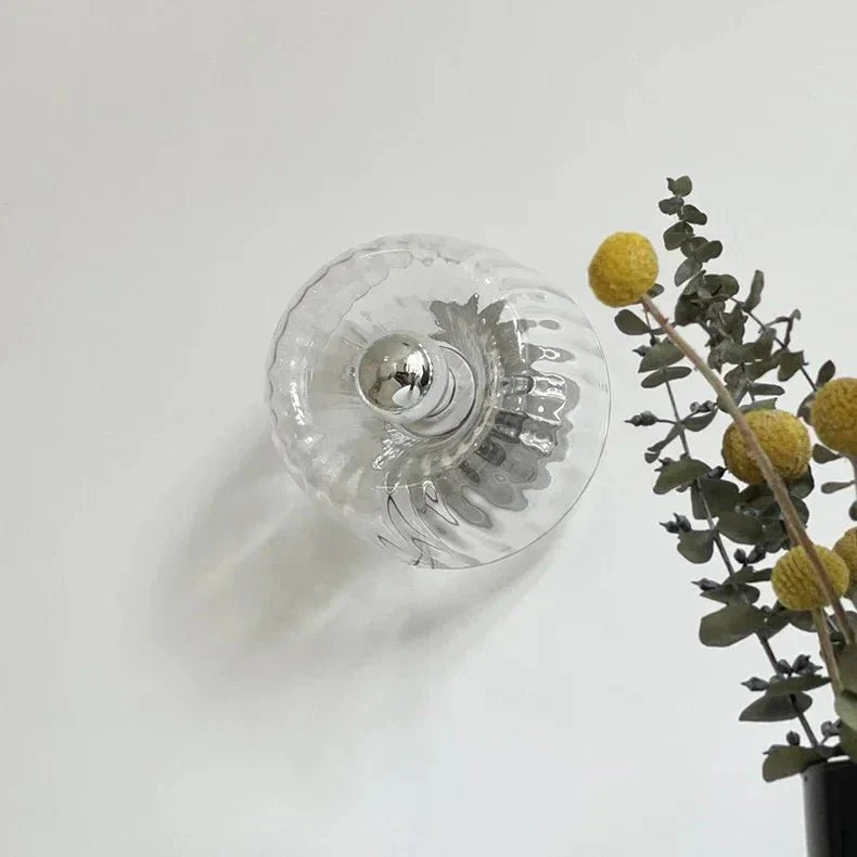 "Elegante Nordic Glow Bauhaus-Wandlampe aus Glas und Metall, skandinavisches Design, Seitenansicht, für stilvolle Beleuchtung