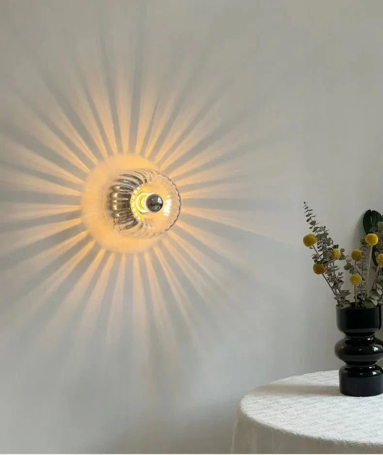 "Elegante Nordic Glow Bauhaus-Wandlampe aus Glas und Metall, skandinavisches Design, Seitenansicht, für stilvolle Beleuchtung