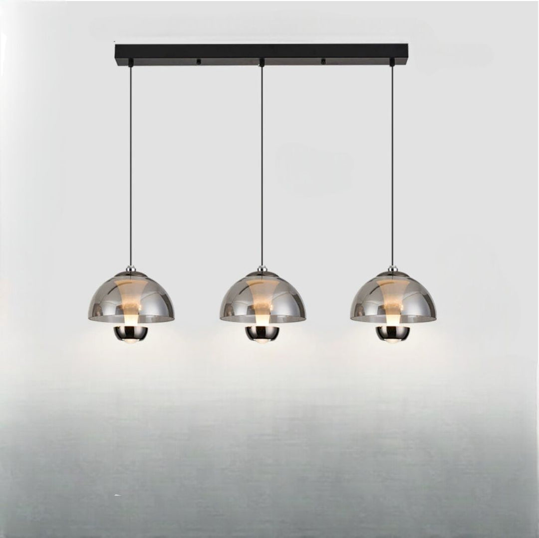 "Elegante Nordic-Kitchen-Pendelleuchte mit drei bernsteinfarbenen Glasschirmen für moderne Küchen und Esszimmer."