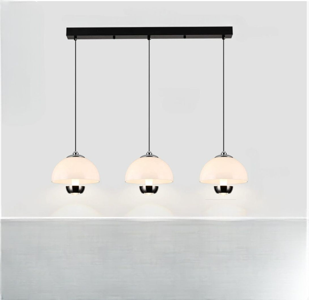 "Elegante Nordic-Kitchen-Pendelleuchte mit drei bernsteinfarbenen Glasschirmen für moderne Küchen und Esszimmer."