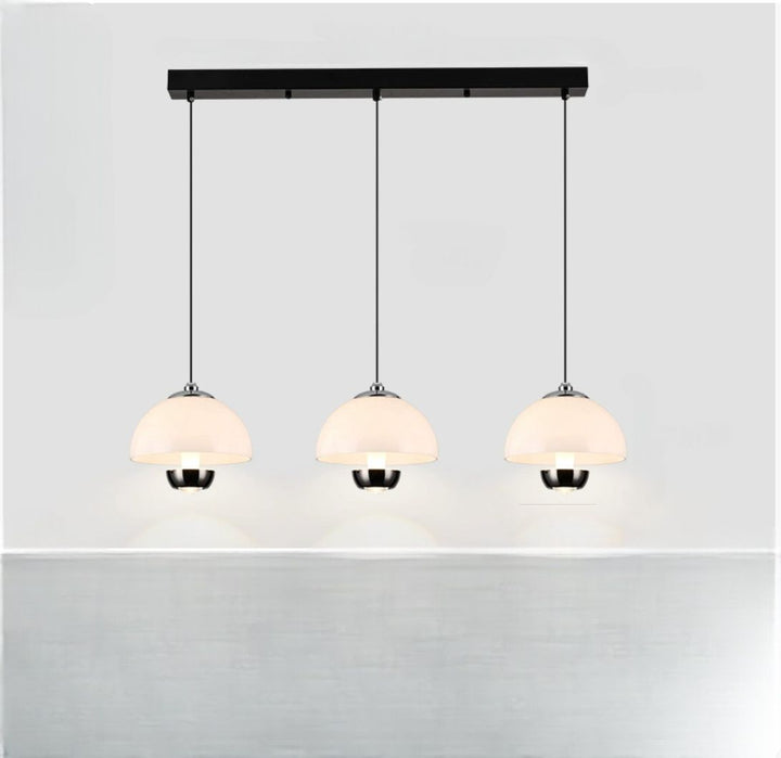 "Elegante Nordic-Kitchen-Pendelleuchte mit drei bernsteinfarbenen Glasschirmen für moderne Küchen und Esszimmer."