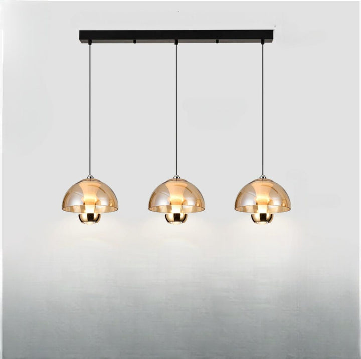 "Elegante Nordic-Kitchen-Pendelleuchte mit drei bernsteinfarbenen Glasschirmen für moderne Küchen und Esszimmer."