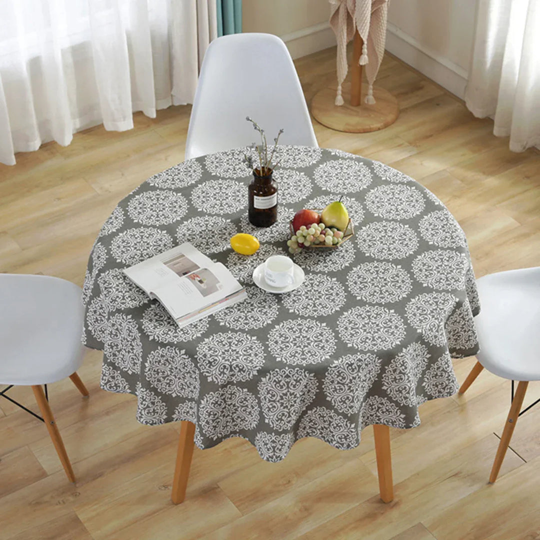 Elegante runde Tischdecke mit festlicher Optik, bringt winterliches Design und warmen Charme auf Ihren Esstisch.