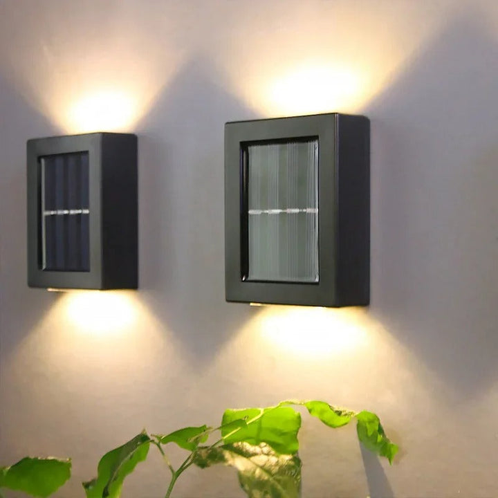 "Elegante Solar-LED-Wandlampe mit warmweißem Licht, wetterfest, solarbetrieben, ideal für Terrasse und Gartenbeleuchtung."