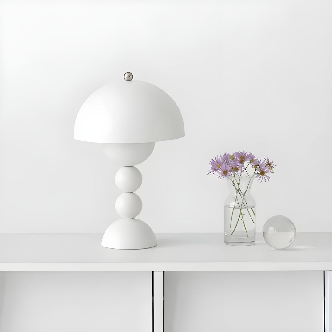 Elegante Tischlampe im skandinavischen Stil mit dimmbarem LED-Licht und weißen Akzenten, inspiriert von Blumen.