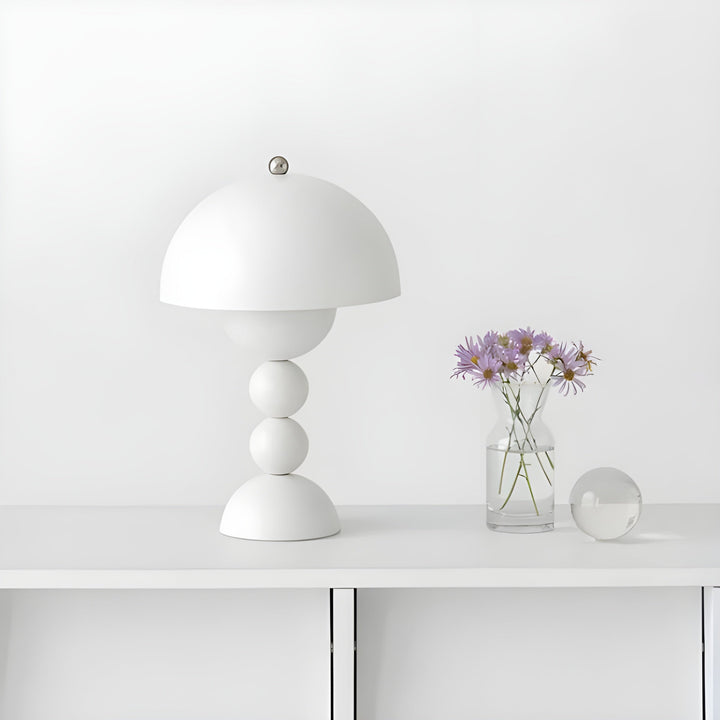 Elegante Tischlampe im skandinavischen Stil mit dimmbarem LED-Licht und weißen Akzenten, inspiriert von Blumen.