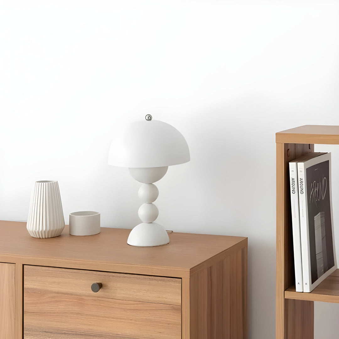 Elegante Tischlampe im skandinavischen Stil mit dimmbarem LED-Licht und weißen Akzenten, inspiriert von Blumen.